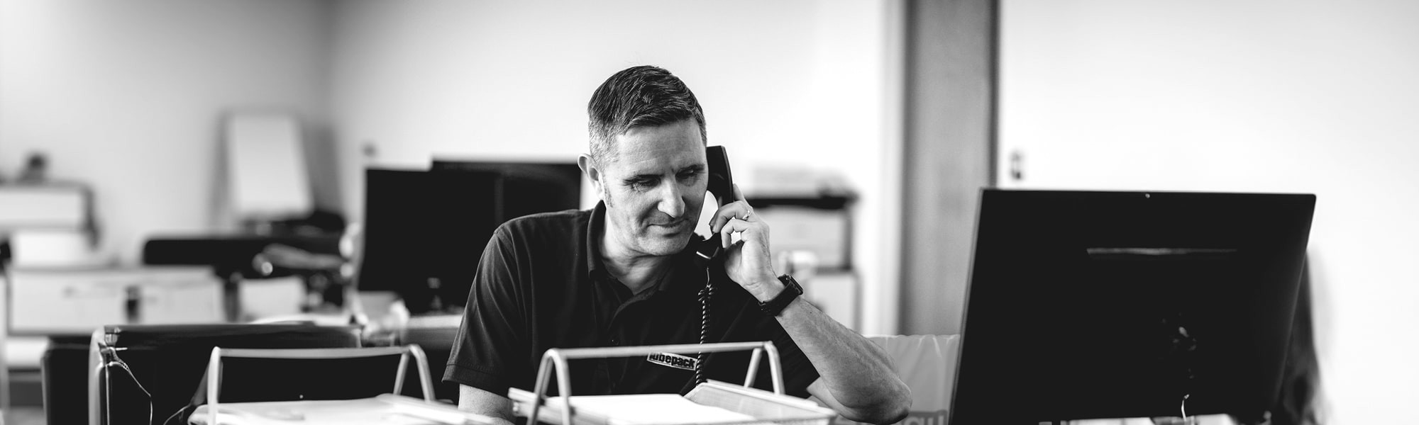 Unette staff member speaking on the telephone
